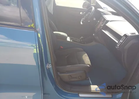 2022 Volvo C40 Recharge Pure Electric P8 Ultimate z USA, uszkodzony, nr VIN YV4ED3GB7N2004221